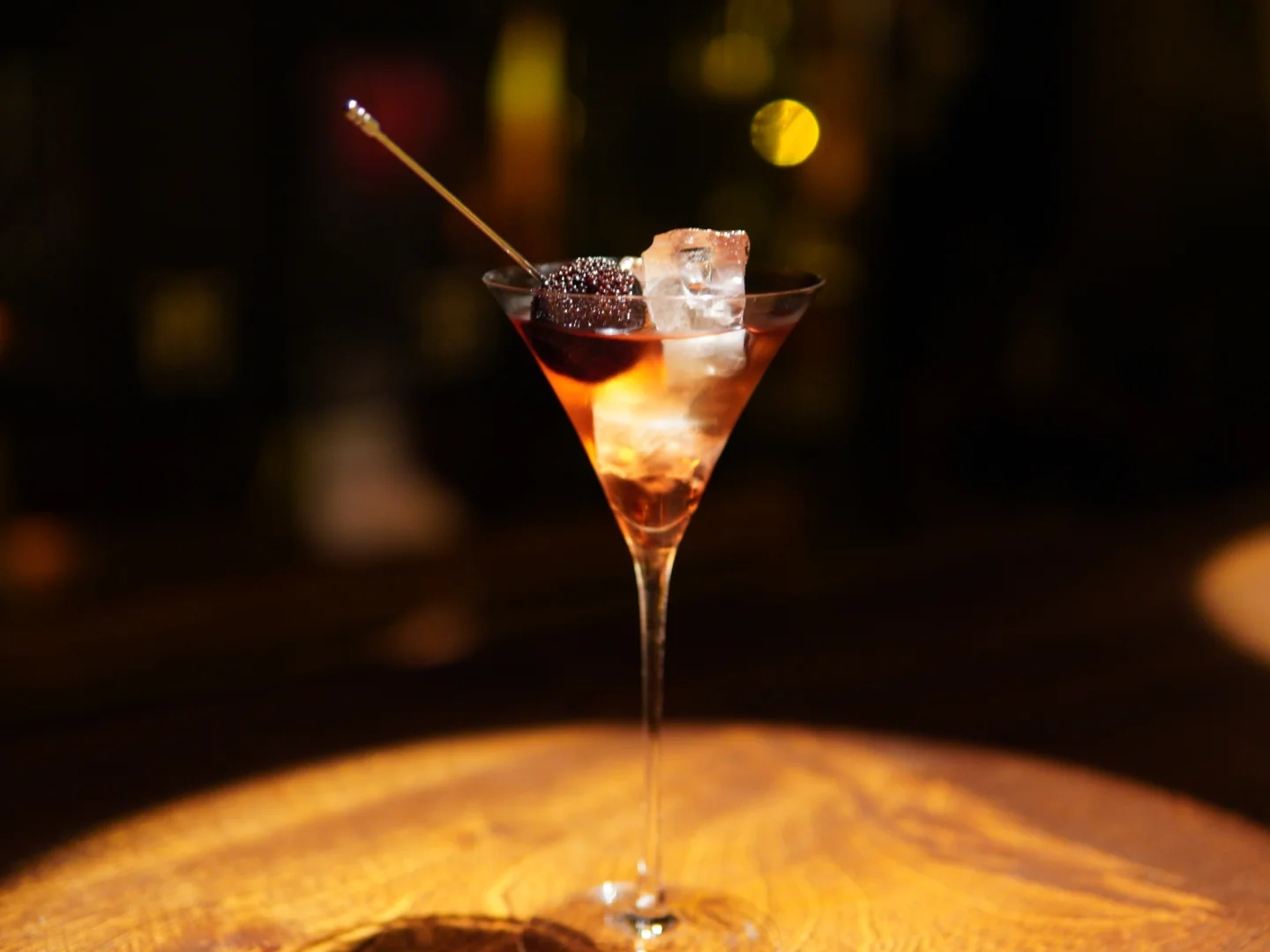荔枝屋夜间吧台上的鸡尾酒